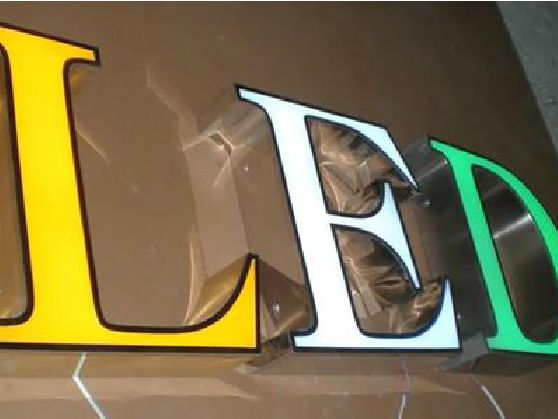 景谷介绍LED招牌的基础知识。